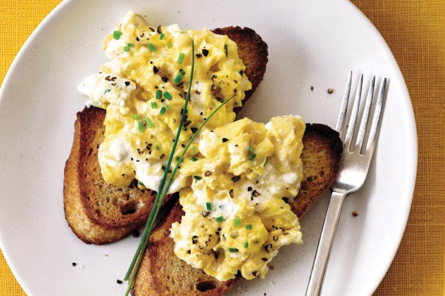 soft-scrambled-eggs-ricotta-chives-6x4